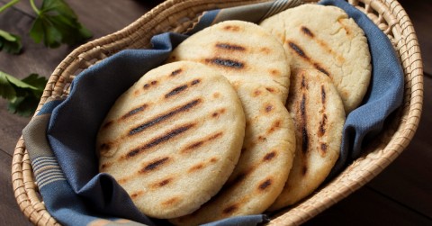 Llegó de Medellín a la Argentina hace 15 años y contó cuáles son las variedades de arepas disponibles en el país