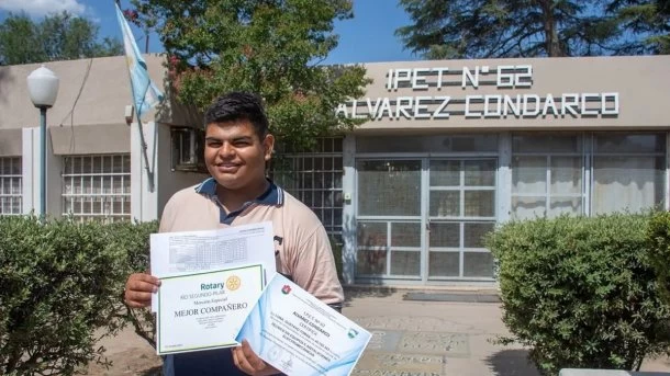 Alumno ejemplar: Terminó séptimo año con 10 en todas las materias y siendo elegido el mejor compañero del curso