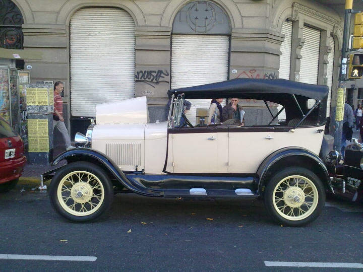 Un argentino unió París y Roma con un Ford A de 1928