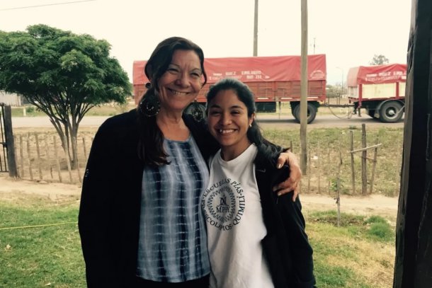 Emocionante: Es docente rural y da clases a 40 chicos en su casa