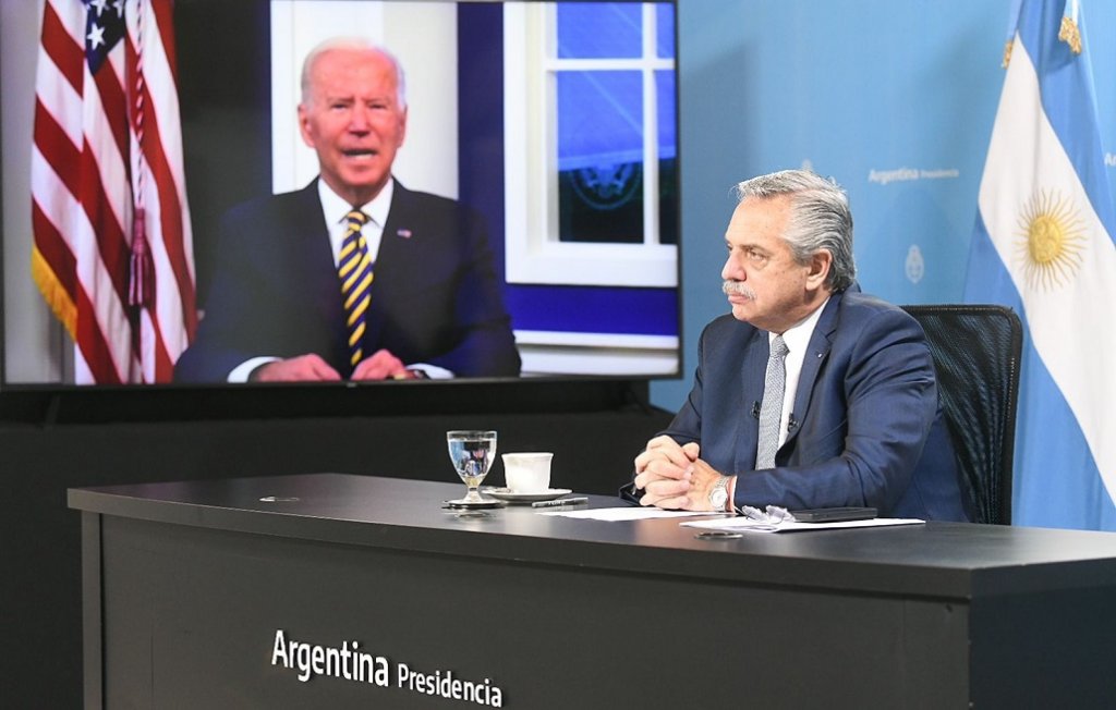Tras confirmar que va a la Cumbre de las Américas, Fernández acordó con Biden un encuentro en julio