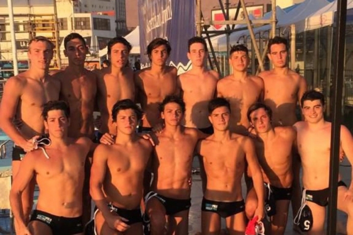 Jugadores del seleccionado sub-20 de Waterpolo venden alfajores para poder viajar al mundial