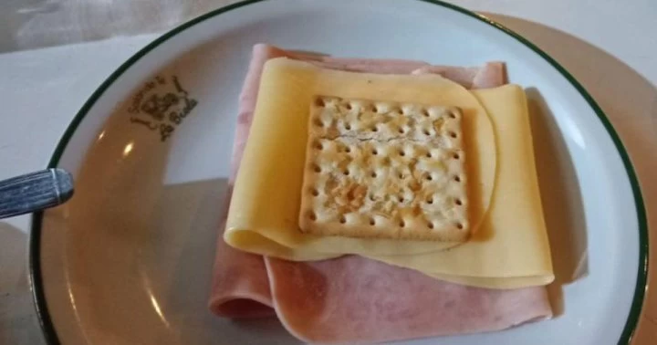 Gastó 1100 pesos por una galletita con jamón y queso: &quot;La inflación no te deja vivir en paz en ningun lugar del mundo&quot;