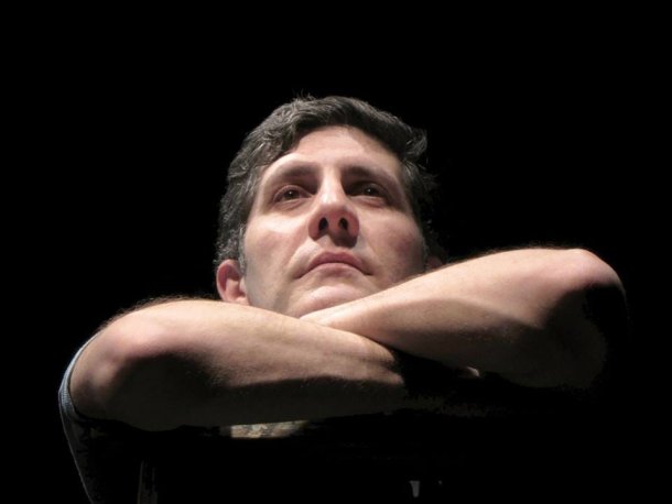 Actúa, dirige y da clases de teatro en Buenos Aires y Madrid