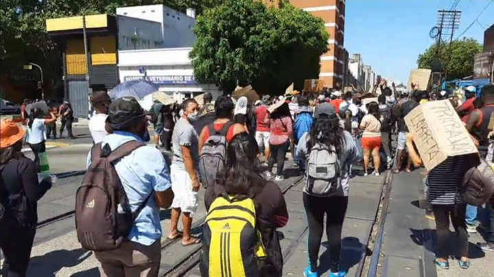 Manteros cortan las vías del tren Sarmiento como protesta por los operativos del Gobierno porteño