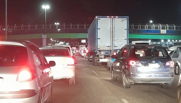 Caos de tránsito por un paro de transportistas en la autopista Buenos Aires – La Plata