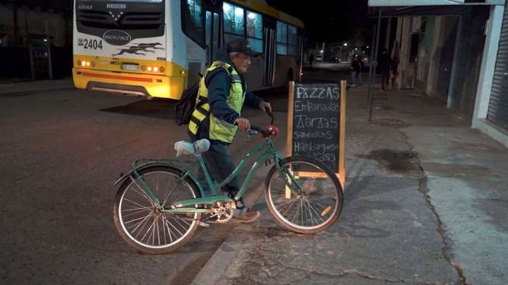 Un jubilado que cobra la mínima debe hacer delivery porque no llega a fin de mes