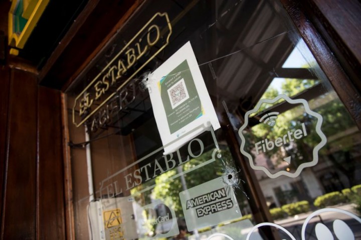 Gastronómicos de Rosario realizaron un abrazo solidario por El Establo, el bar donde dispararon sicarios