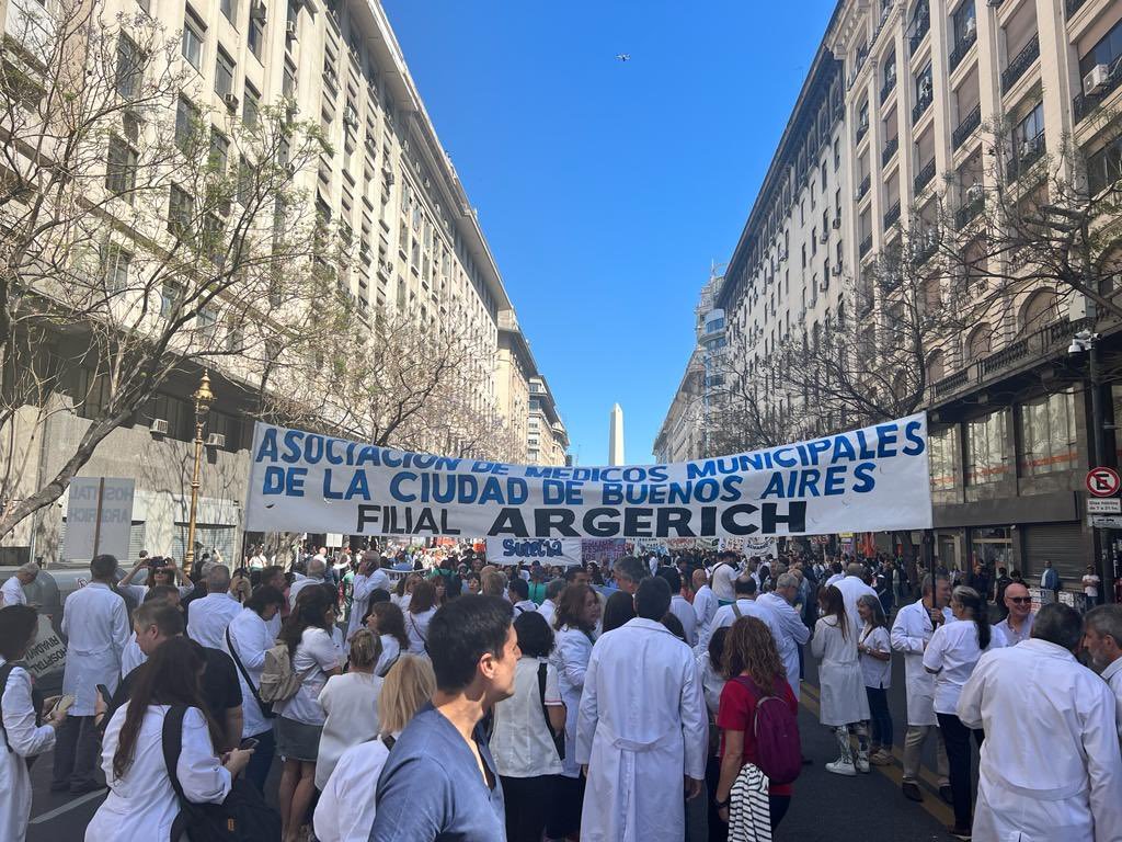 Médicos se suman al reclamo de los residentes: "Gano 8 mil pesos en blanco"