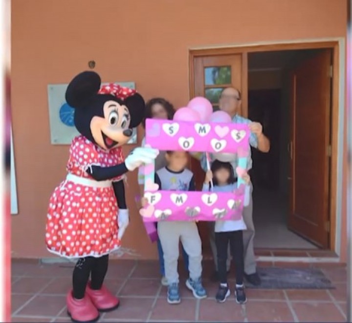 Se disfrazaron de Minnie para contarle a una niña que sería adoptada