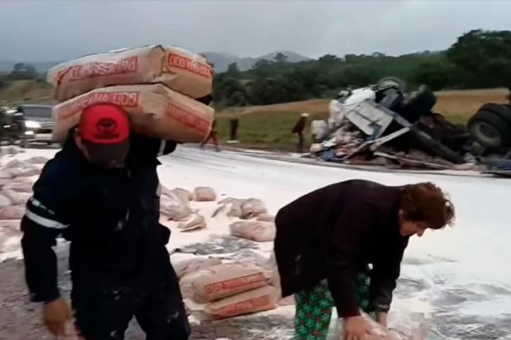 Volcó un camión de harina en Salta, aparecieron más de 40 personas a robar el cargamento y las pertenencias del chofer: “Eran todas camioneta de alta gama”