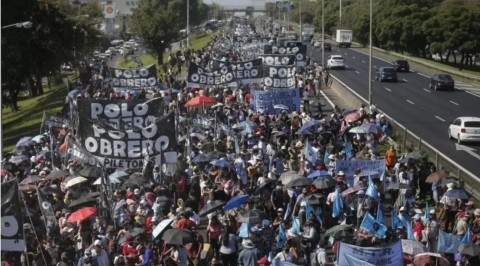 Indignación por el reparto de dinero del Gobierno a grupos mapuches, piqueteros y cooperativas: "Se podría invertir en algo más productivo"