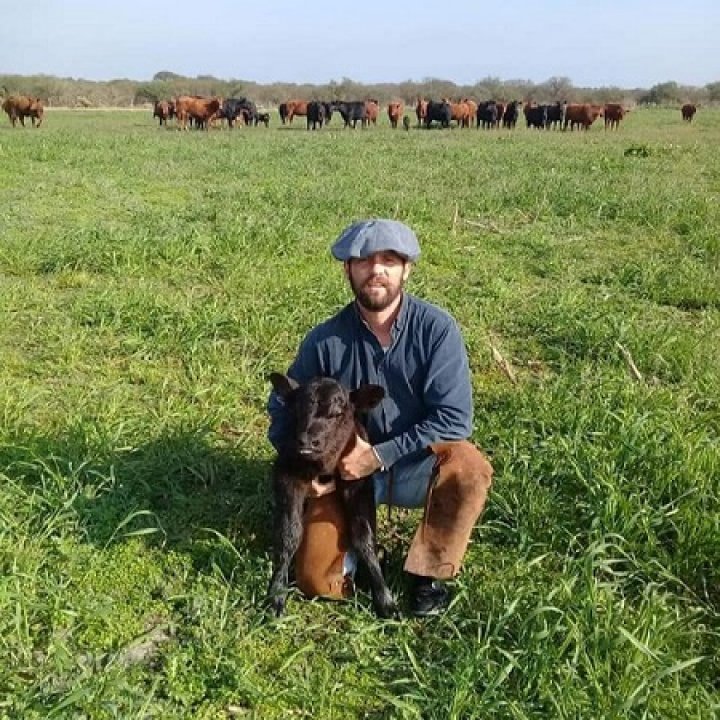 Es santafesino y lidera un campo de mil vacas &#039;Angus&#039; en Rumania