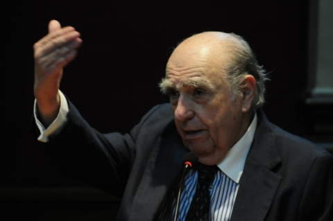 Julio María Sanguinetti: "Veo a Alberto Fernández como el malabarista chino que va moviendo los platitos de un lado al otro"