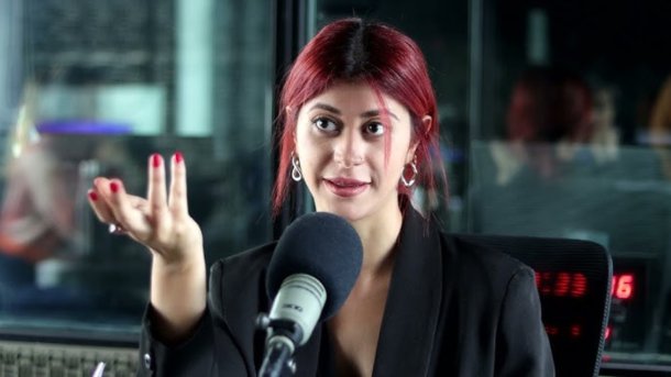 Kiana Malek: "El Gobierno está revisando las casas para ver si la gente tiene acceso a internet y ver qué dicen"