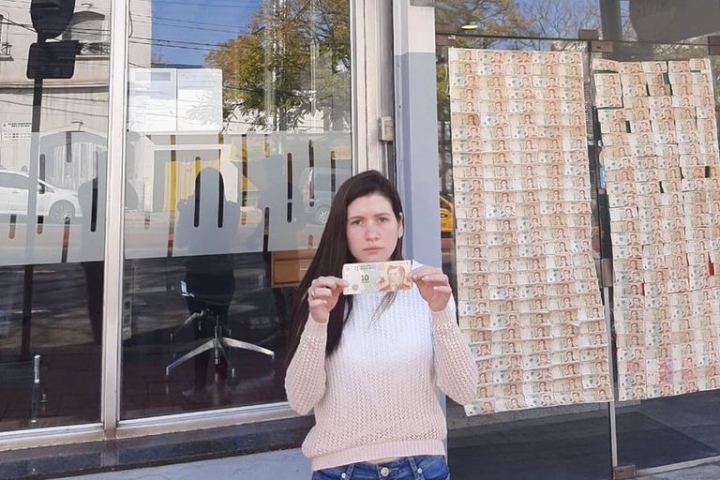 Fiona Cavazzon, la precandidata que empapeló el Banco Nación con billetes de $10: "Lo hice para hacer pedagogía de lo que causa la inflación"