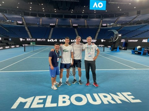 Djokovic se entrenó tras su liberación: "Me quiero quedar y competir en el Abierto de Australia"