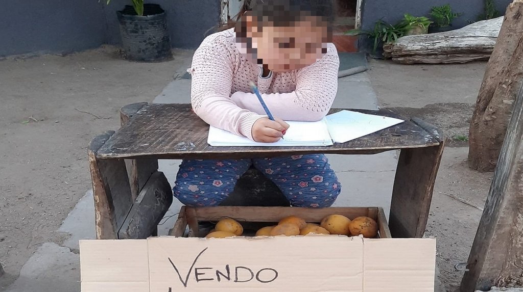 La historia de la nena de 7 años que “vende” limones para poder comprarse ropa