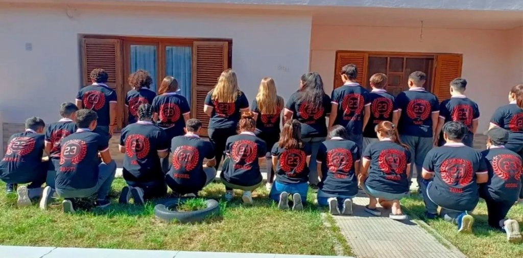 Romina Rojo, el homenaje de un grupo de egresados a un compañero: “Cuando hicieron la campera, se acercaron a mi casa con una que tenía el nombre de Juani”