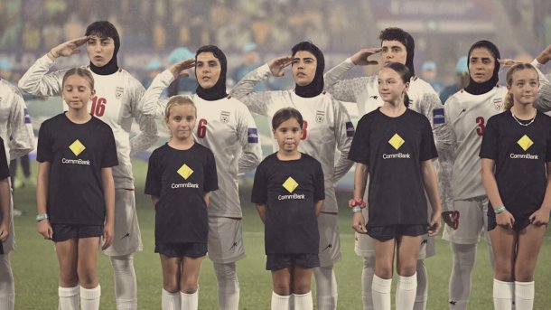 Una joven activista iraní advierte que Irán podría ejecutar a las futbolistas que no cantaron el himno