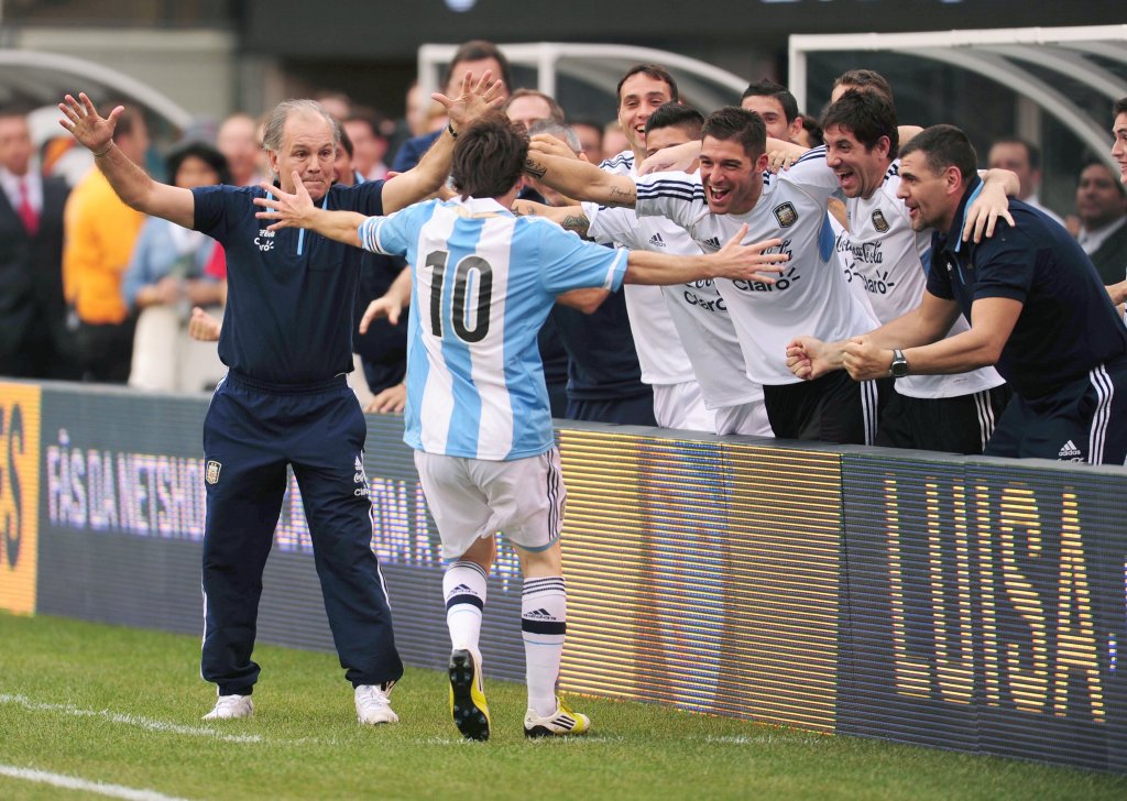 Fue ayudante de Sabella en la Selección y asegura: &quot;Messi sabe que en este país devastado él puede dar algo de alegría&quot;