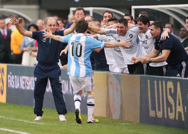 Fue ayudante de Sabella en la Selección y asegura: "Messi sabe que en este país devastado él puede dar algo de alegría"