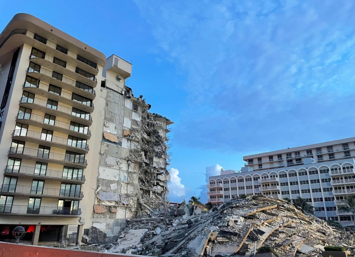 Hay cuatro muertos y buscan a 159 personas por el derrumbe del edificio en Miami