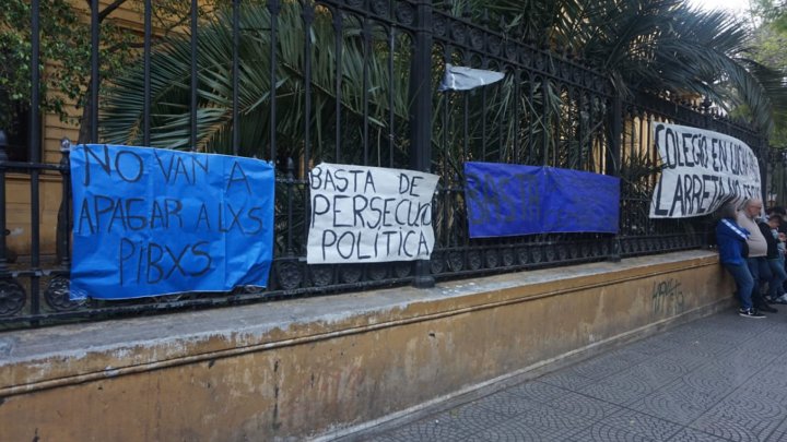 Padres denunciados y embargados porque sus hijos tomaron escuelas