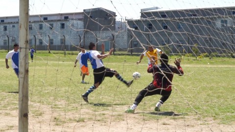 Organizaron un partido de fútbol en un penal