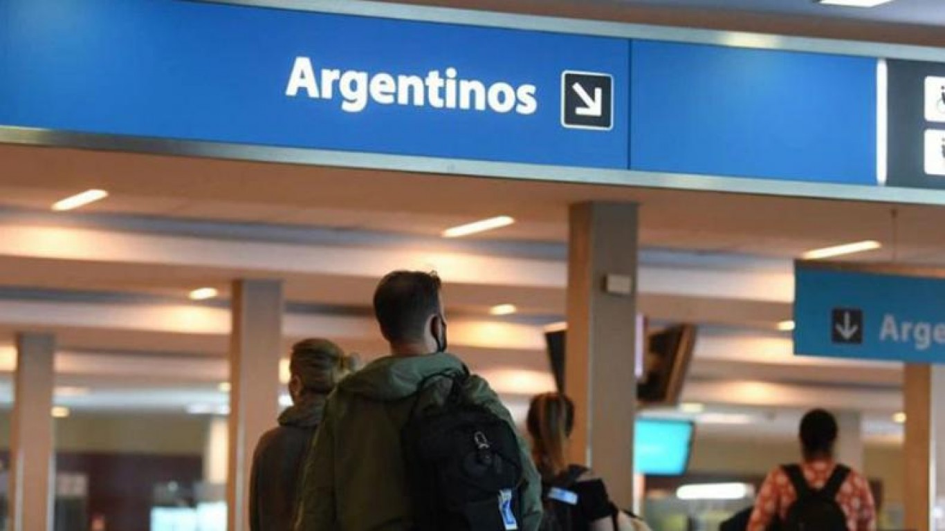 Frustración por la prohibición de comprar pasajes en cuotas para viajar al exterior: "Te quitan sueños"