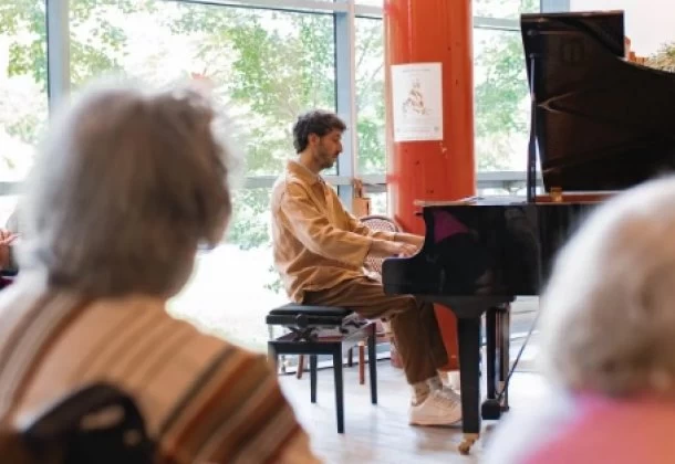 Nahuel Zucco: "Mi vínculo con la tercera edad surgió por mi primera profesora de piano"