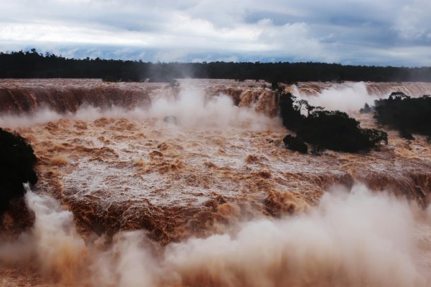 En las cataratas se llegó al récord de 24.000 m³ de agua por segundo y en Misiones hay 