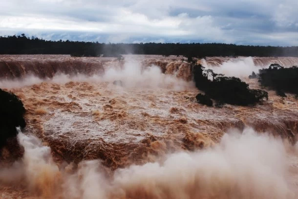 En las cataratas se llegó al récord de 24.000 m³ de agua por segundo y en Misiones hay "delivery" de combustible