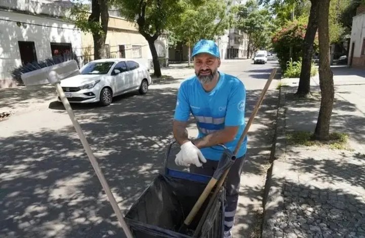Trabaja como barrendero y se recibió de médico: &quot;Demostramos que los basureros no somos cavernícolas&quot;
