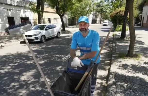 Trabaja como barrendero y se recibió de médico: "Demostramos que los basureros no somos cavernícolas"