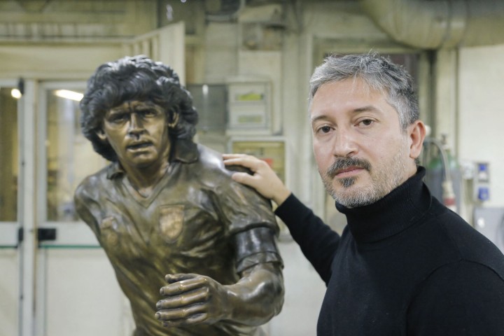El autor de una escultura de Maradona en Nápoles: "Lo quise hacer como un Dios griego"