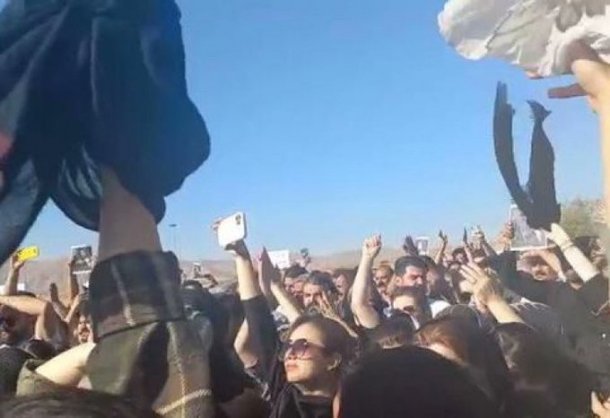 Mujeres iraníes se movilizan y queman el velo en protesta por la muerte de Mahsa Amini