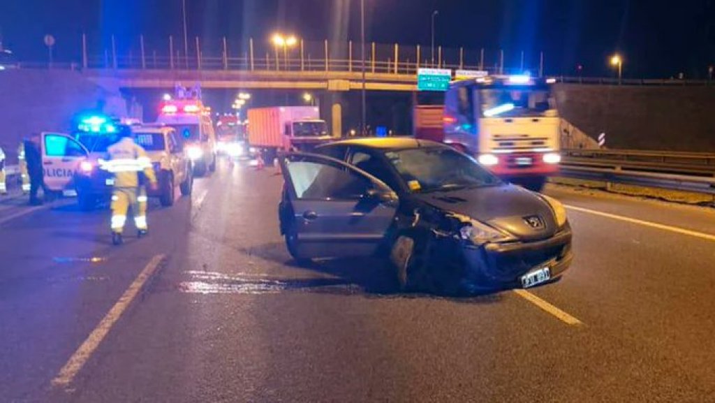 Un robo en Don Torcuato terminó con una persecución en Panamericana, un choque y con dos policías heridos