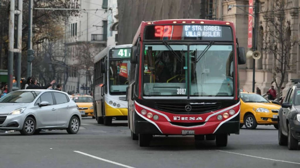Alerta por un posible paro de colectivos en el AMBA: la UTA negocia salarios