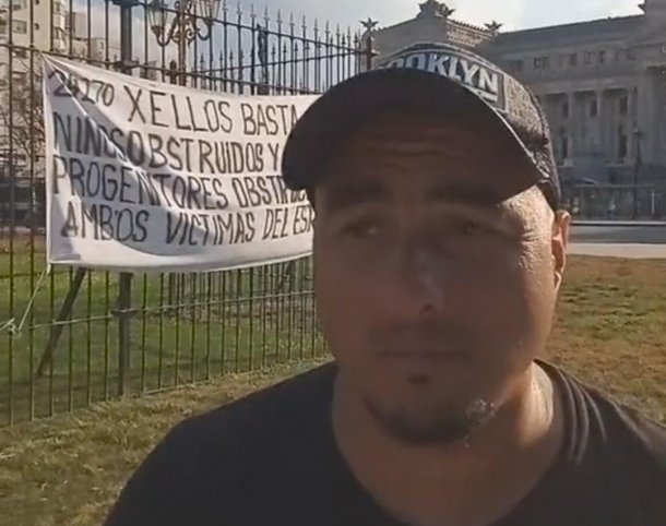 Ariel Martino, acampa frente al Congreso para recuperar a sus dos hijos: “No sé si me quieren ver, no puedo tener contacto con ellos”