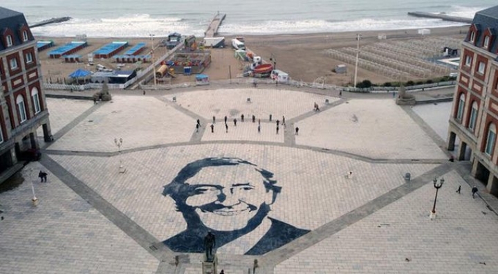 Sigue la polémica por la cara de Néstor Kirchner pintada en la rambla de Mar del Plata