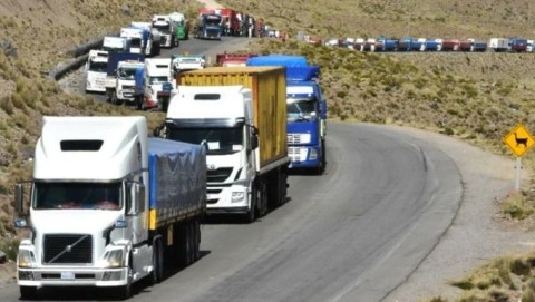 ¿Por qué hay más de 2.000 camioneros argentinos varados en la frontera con Chile?