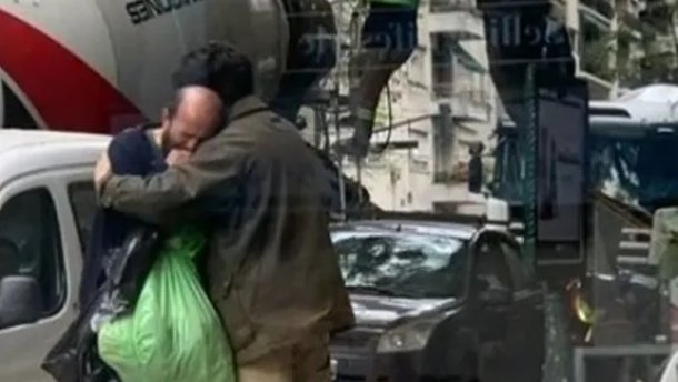Un joven asistió a un hombre en situación de calle, se hizo viral y su familia pudo identificarlo
