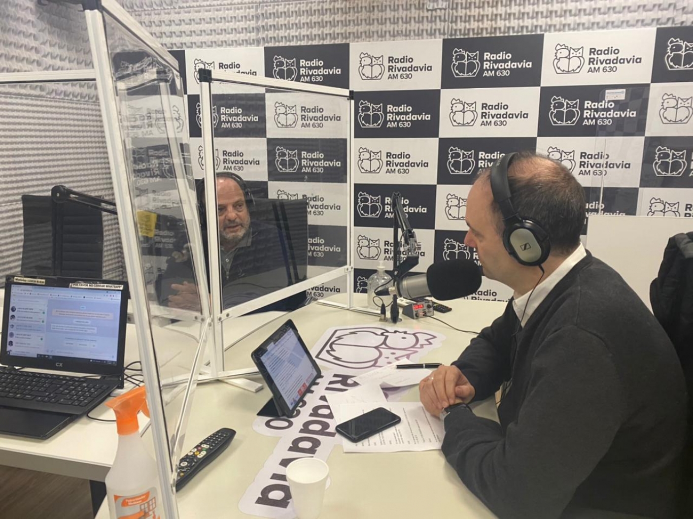 Reviví el pase de hoy entre Manuel Adorni y Baby Etchecopar