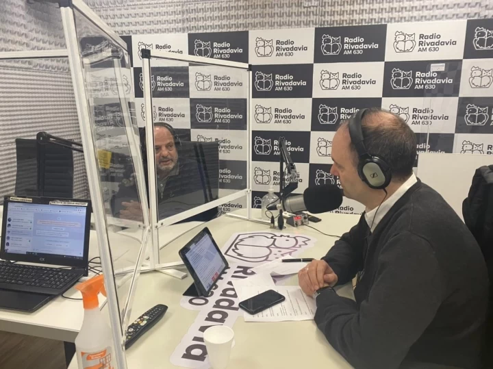 Reviví el pase de hoy entre Manuel Adorni y Baby Etchecopar