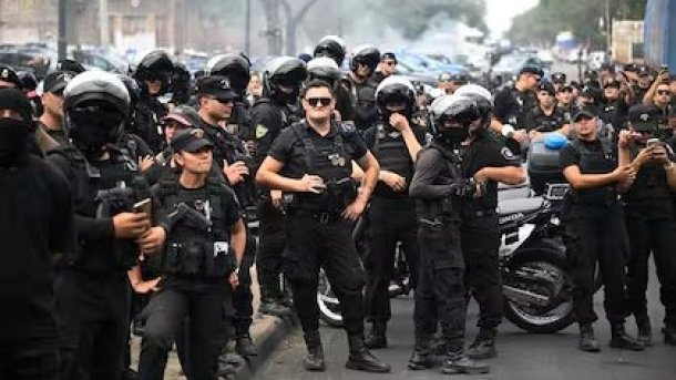 "Los uniformes que nos dio la Provincia es para usar de trapo de piso": la fuerte confesión de un policía de Santa Fe