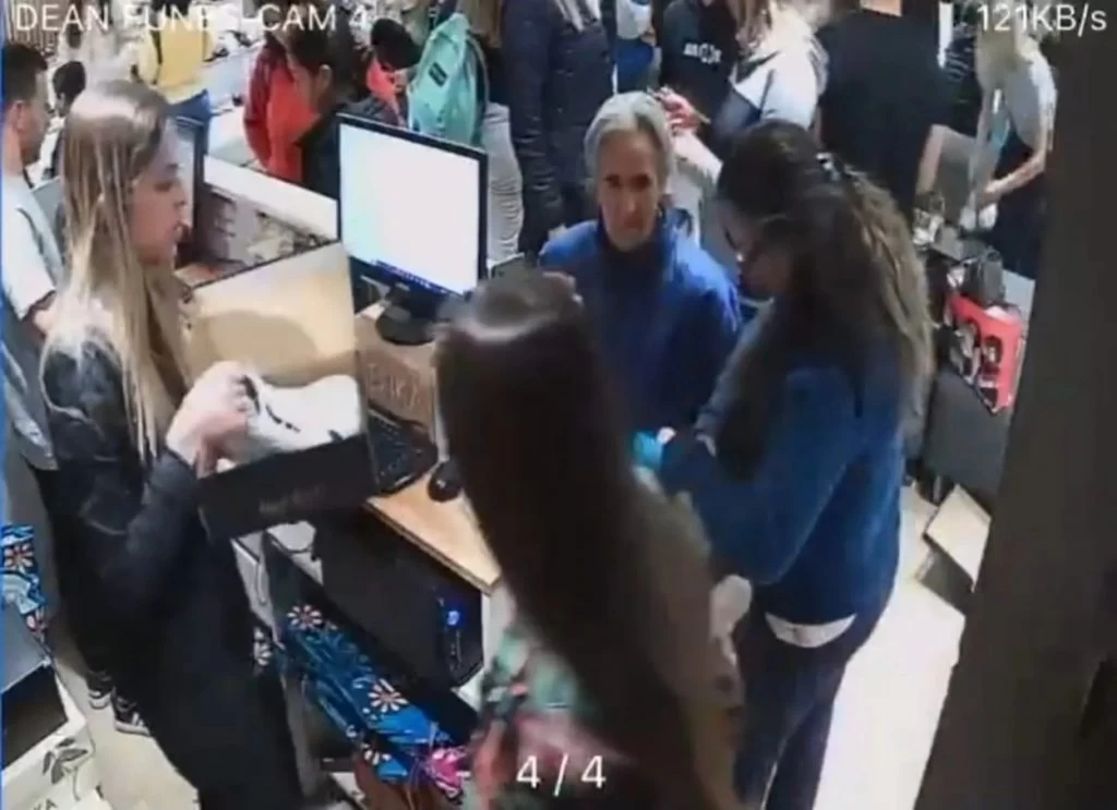 Empleada del local que le regaló un par de zapatillas a una jubilada: "Es bueno tener la oportunidad de dar una mano"