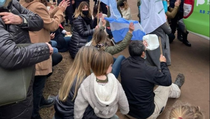 Padres Organizados de Lincoln protestaron contra Kicillof y pidieron por la presencialidad en las escuelas