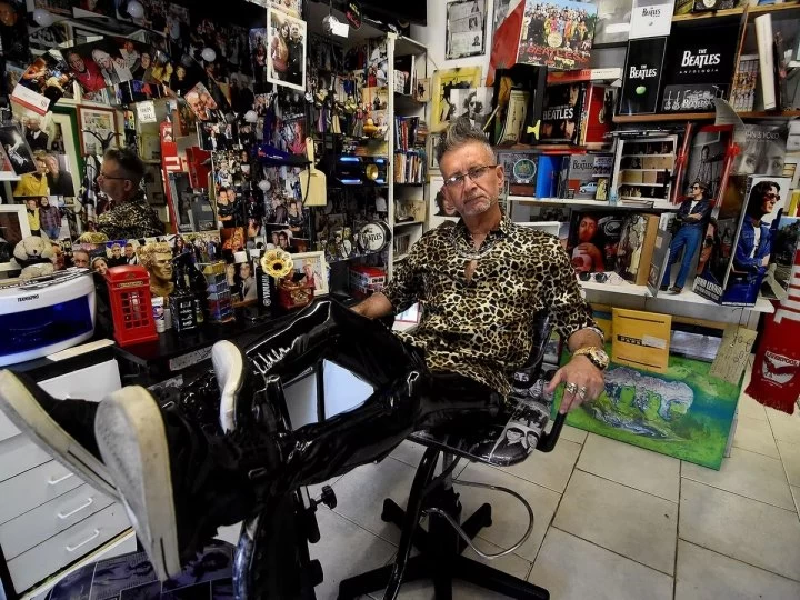 Creador de la única peluquería Beatle del país: “Es un revivir de la mejor década que para mí fue los 60”
