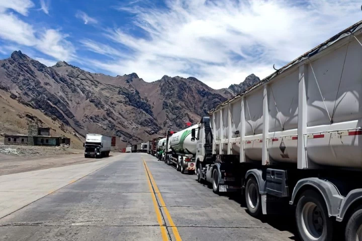 Uno de los choferes varados en la frontera con Chile criticó al Sindicato de Camioneros: "No los vemos, parece que están para otra cosa"